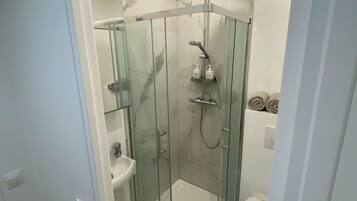 Douche, sĂšche-cheveux, serviettes fournies, savon