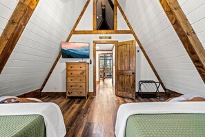 4 室のベッドルーム、デスク、アイロン / アイロン台、旅行用ベビーベッド