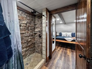 4 chambres, bureau, fer et planche à repasser, lit parapluie