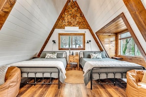 4 camere, una scrivania, ferro/asse da stiro, culla da viaggio