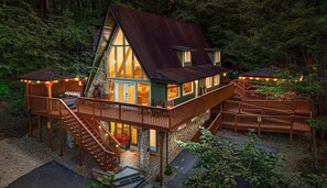 Exterior - 1 Mile to DT, Hot Tub, Game Room & Fire Table! (Gatlinburg)