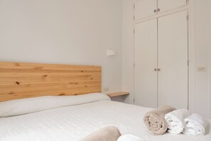 4 slaapkamers, een strijkplank/strijkijzer, gratis wifi, beddengoed