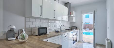 Kjøleskap, mikrobølgeovn, ovn og kokeplater