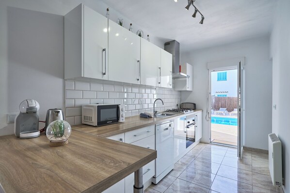 Fridge, microwave, oven, stovetop - Holiday home for 8 people with private pool, close to the beach (Santanyí)
