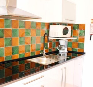 Suite superior | Cuina bàsica privada | Frigorífic petit, microones, placa de cuina i bullidora elèctrica 