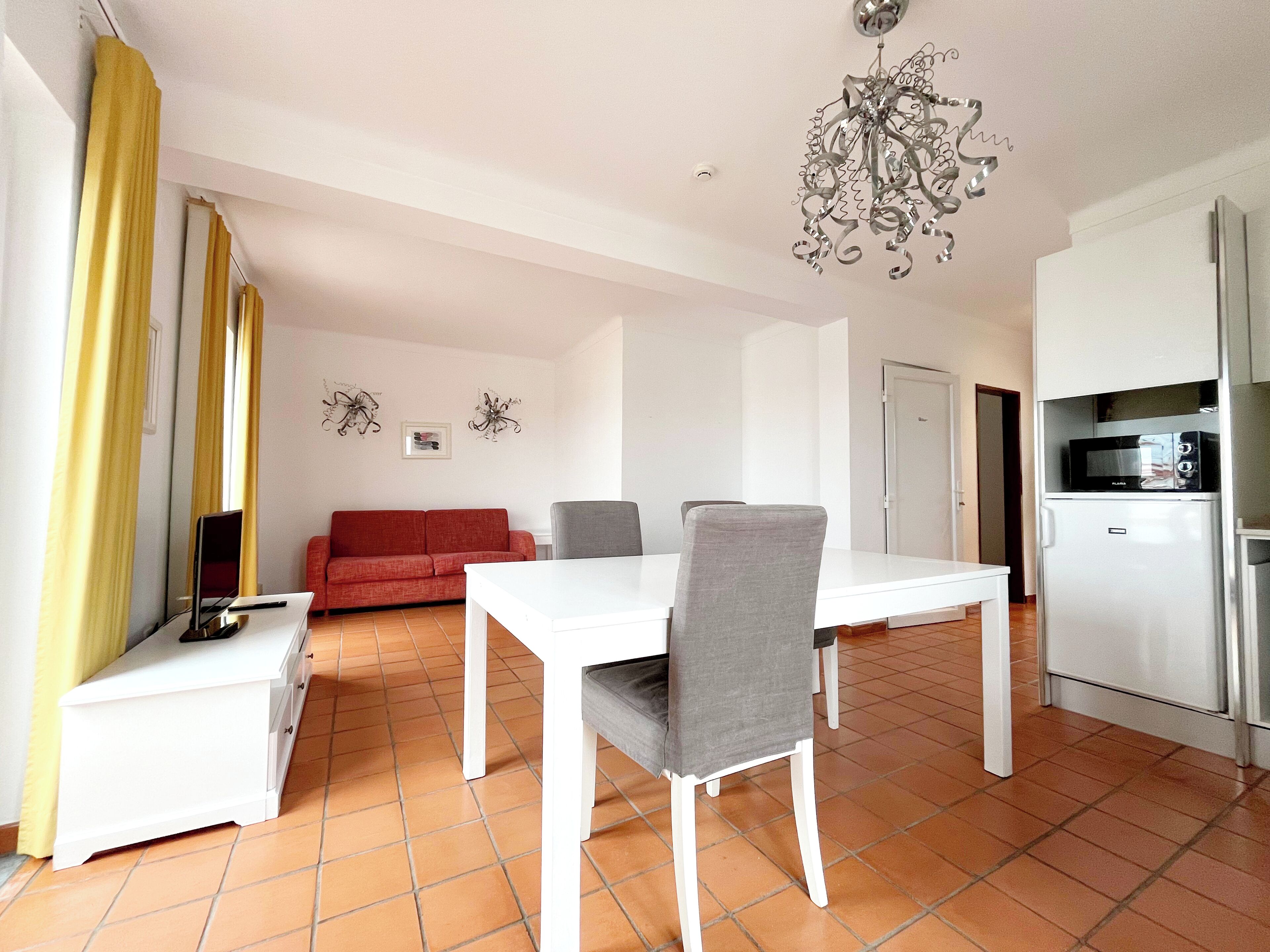 Superior Suite, Sea View | Living area | 32-inch flat-screen TV with cable channels