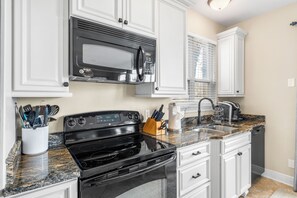 Kjøleskap, mikrobølgeovn, ovn og oppvaskmaskin