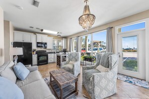 Living area - Destiny Beach Villas - Gulf Views, Steps to beach, Free Beach Service (Destin)