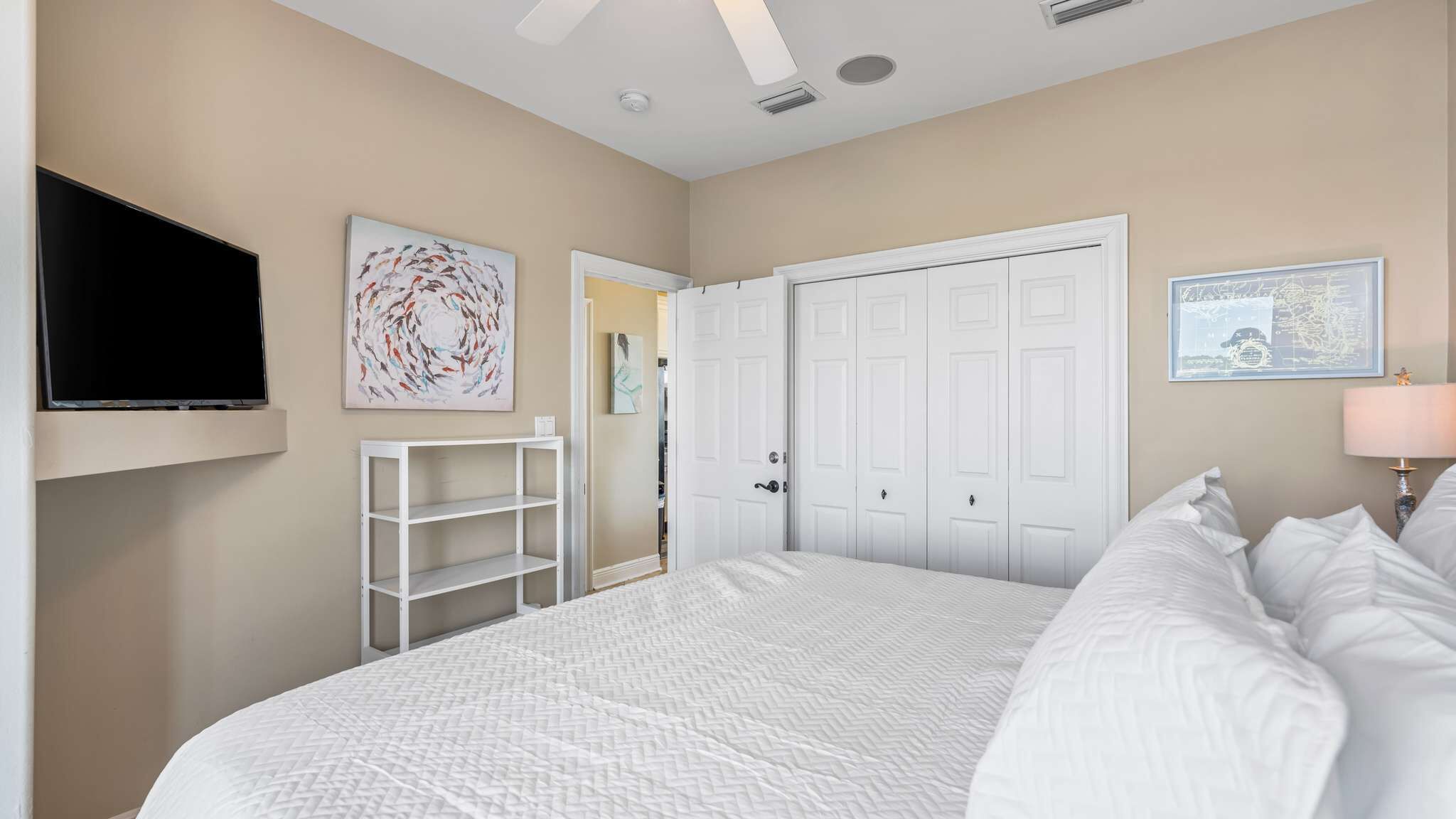 2 bedrooms, desk, WiFi, bed sheets