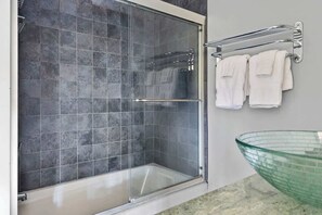Shower, hair dryer, shampoo - 2-Acres, HotTub, Pickleball&BB, Game Room, Firepit (Sawyer)