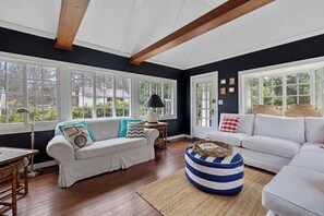 Smart TV, fireplace - Juniper Presents: 2-Acres Rabbit Run, HotTub, Pickleball&BB, Game Room, Firepit (Sawyer)