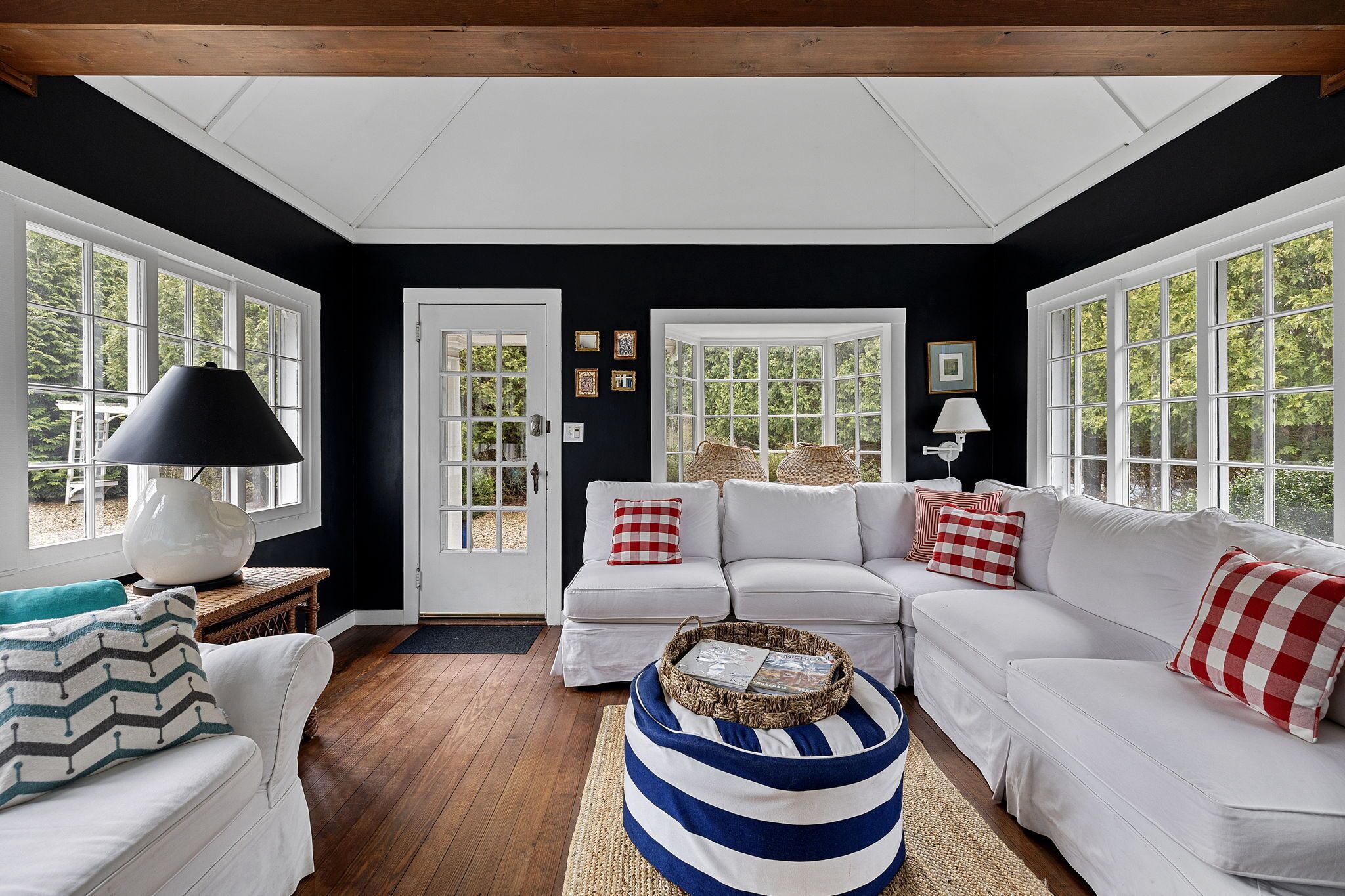 Smart-TV, peis, bøker og filmbibliotek