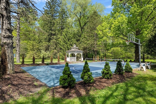 NEW! Juniper Presents: 2-Acre Home w/ Hot Tub, Pickleball/Basketball + Firepit