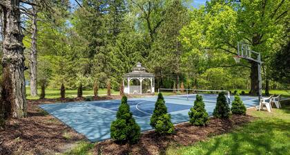 NEW! Juniper Presents: 2-Acre Home w/ Hot Tub, Pickleball/Basketball + Firepit