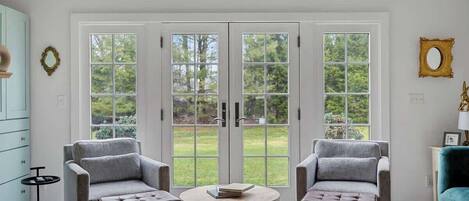 Smart TV, chimenea, libros y videoteca