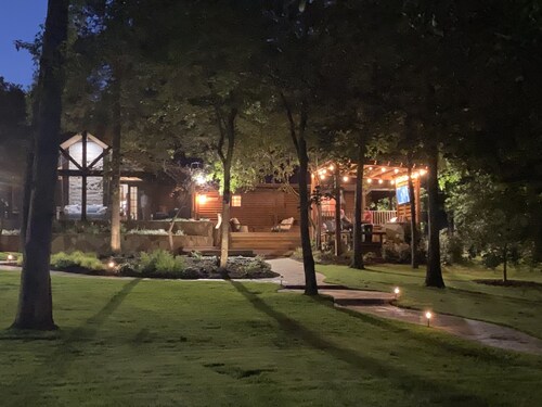 Beautiful, cozy lakehouse w/ guesthouse, amazing outdoor living & boathouse!