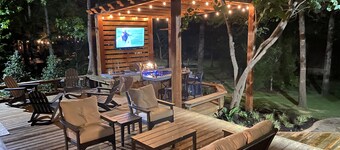 Beautiful, cozy lakehouse w/ guesthouse, amazing outdoor living & boathouse!