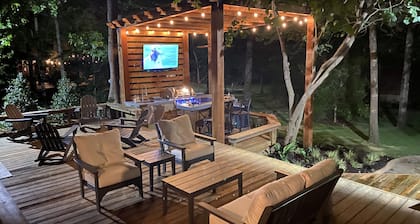 Beautiful, cozy lakehouse w/ guesthouse, amazing outdoor living & boathouse!