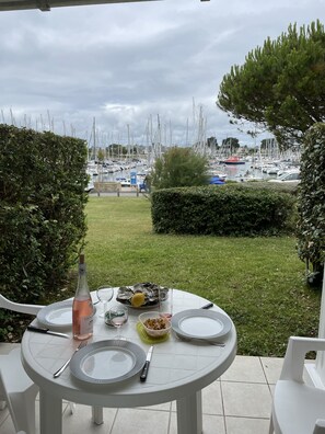 Outdoor dining - Détente Face au Port du Crouesty : Appartement 5 Personnes Avec Piscine (Arzon)