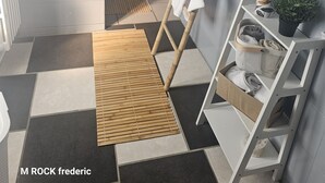 A bathroom with a checkered floor, a wooden ladder with a towel, a radiator, and a shelf with a plant. - Maison en Centre-ville Avec Jardin Privatif (Nevers)