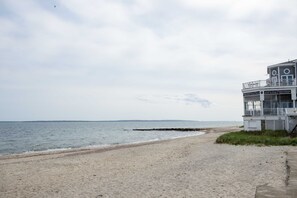 Chaises longues, serviettes de plage