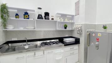 Frigorífico, licuadora, molinillo de café y utensilios de cocina