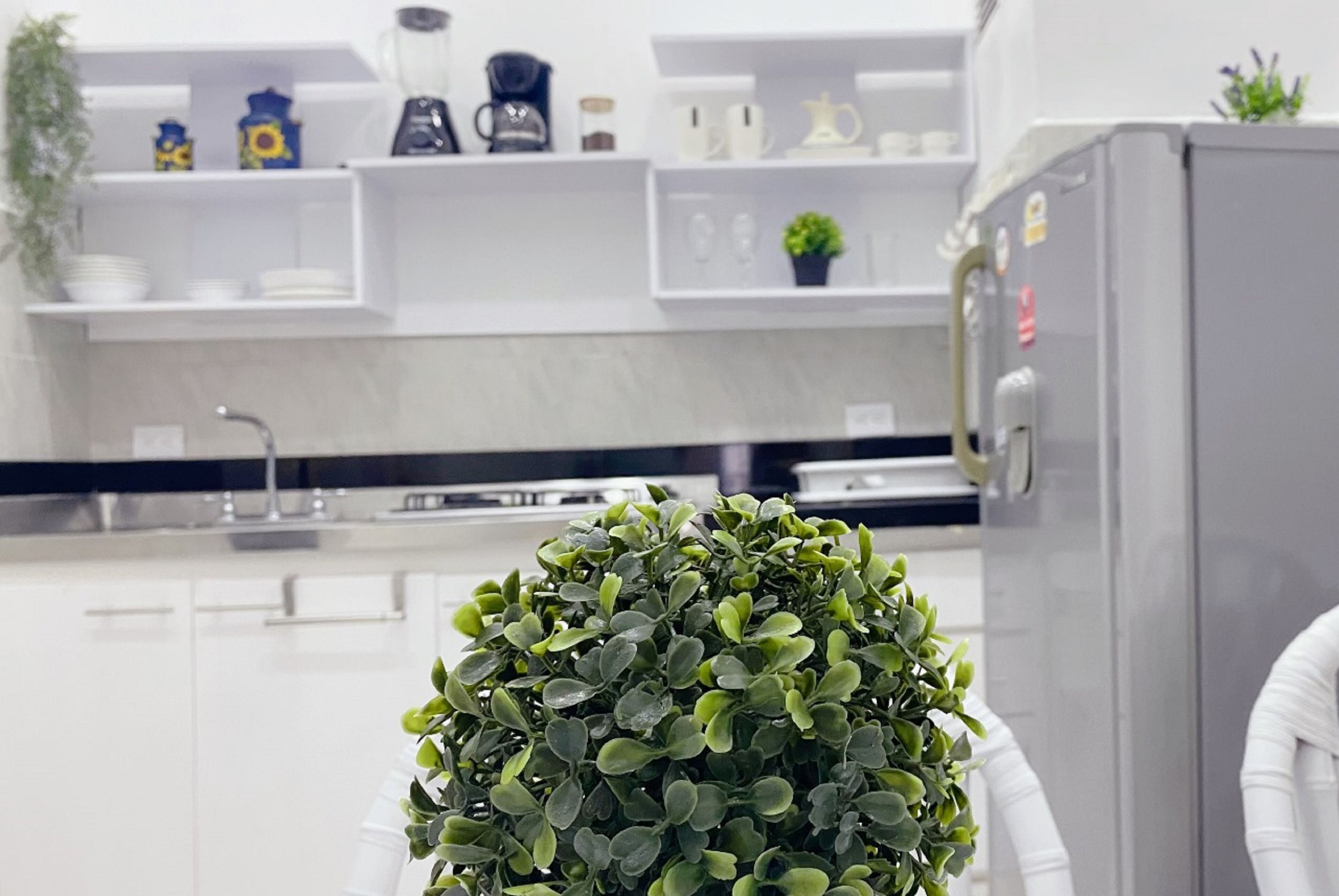 Geladeira, liquidificador, moedor de café