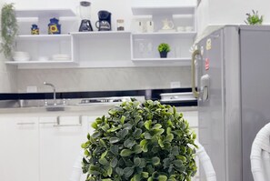 電冰箱、攪拌器、咖啡磨豆機、鍋具/餐盤/廚房用品