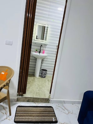 Chambre Familiale | Salle de bain | Douche, douche à « effet pluie », articles de toilette gratuits