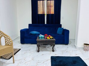 تلفزيون بشاشة مسطحة بحجم 60-بوصة يعرض قنوات فضائية