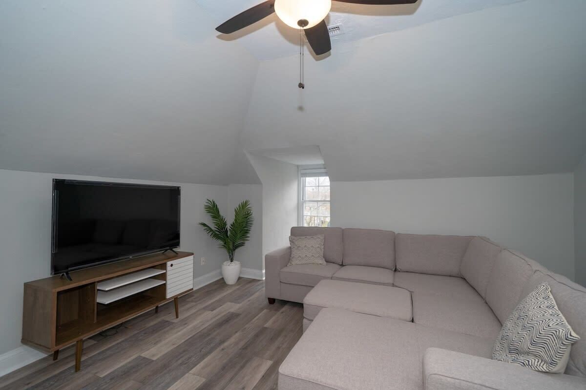 Fairfax Manor Pearl Suite