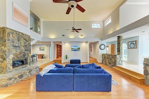 Living area - Beautiful Tampa Lakehouse: Serenity Meets Modern Comfort for the Family (Lutz)
