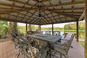 Outdoor dining - Beautiful Tampa Lakehouse: Serenity Meets Modern Comfort for the Family (Lutz)