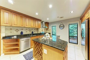 Private kitchen - Beautiful Tampa Lakehouse: Serenity Meets Modern Comfort for the Family (Lutz)