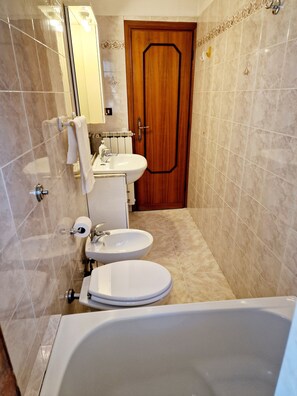 Hårtørrer, bidet, håndklæder