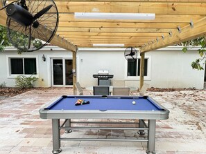 Outdoor dining - Spacious Central 4/4: Pool Table Grill & Gameroom (Hollywood)