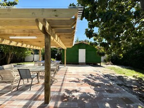 Outdoor dining - Spacious Central 4/4: Pool Table Grill & Gameroom (Hollywood)