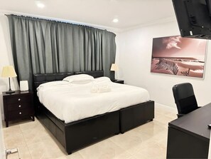 4 slaapkamers, een bureau, een strijkplank/strijkijzer, gratis wifi