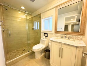 Hair dryer, towels, soap, toilet paper - Spacious Central 4/4: Pool Table Grill & Gameroom (Hollywood)