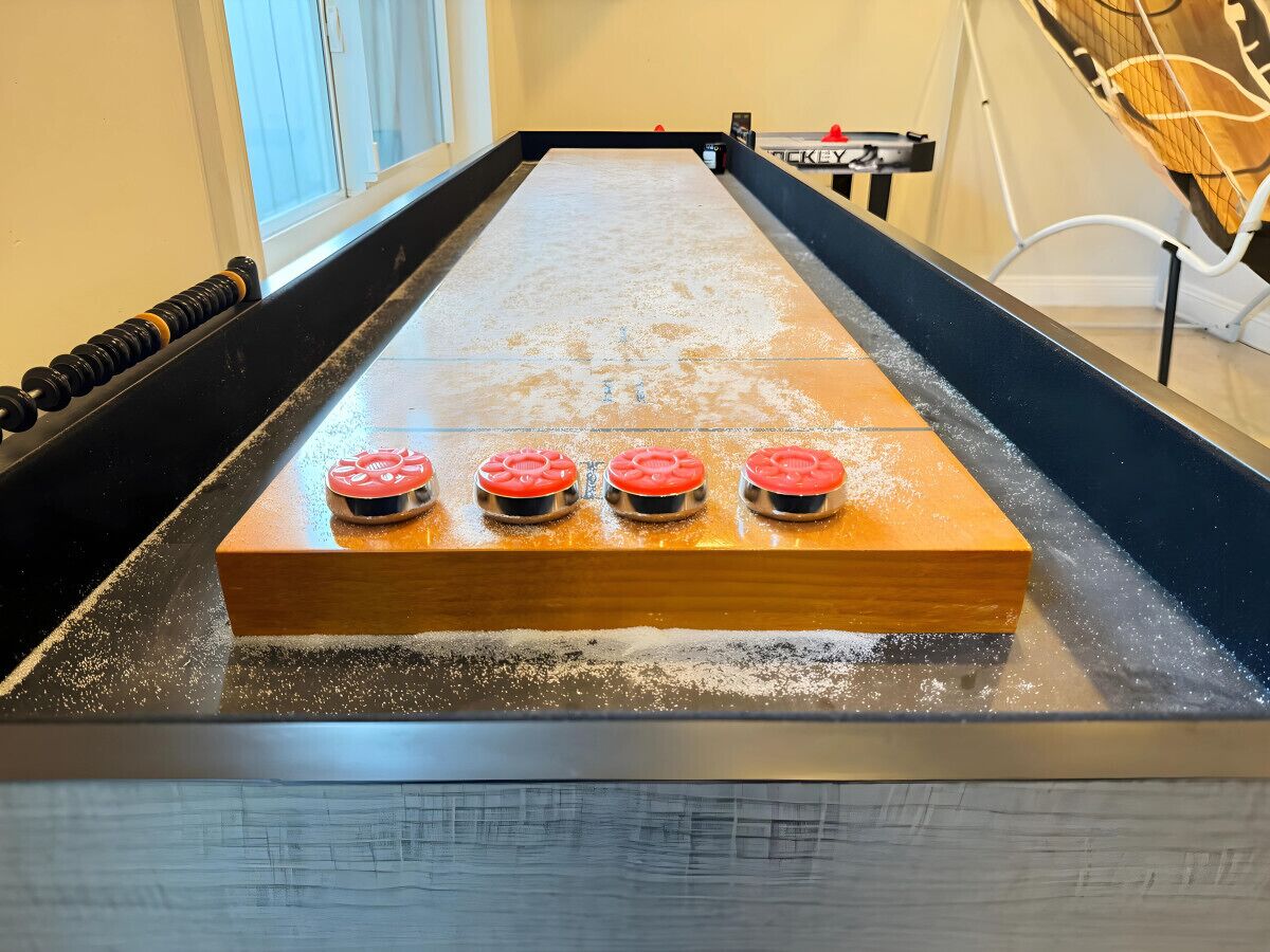 Una mesa de billar con cuatro bolas de billar de tapón rojo y una caja de madera sobre la mesa.