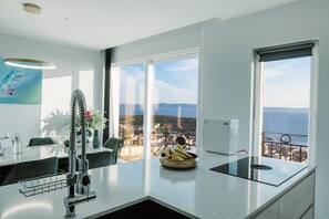 Réfrigérateur, four à micro-ondes, un four, surface de cuisson