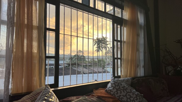Una habitación con un ventanal grande, un sofá y una cama.