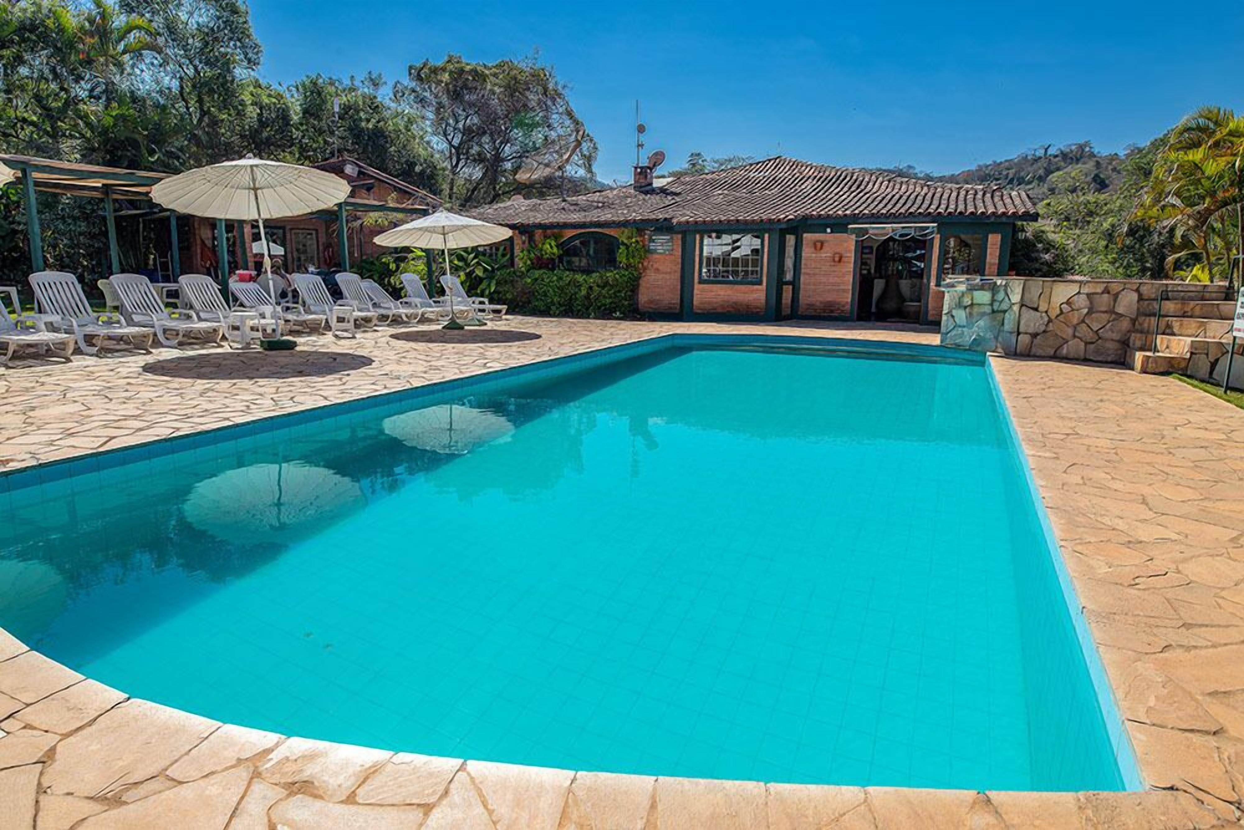 Innenpool, 3 Außenpools, Liegestühle