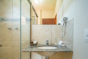 Deluxe Double Room | Bathroom | Shower, rainfall showerhead, hair dryer, towels