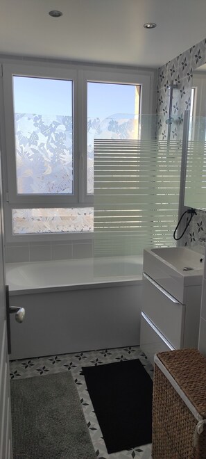 Asciugacapelli, asciugamani, sapone, shampoo