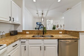 冷蔵庫、電子レンジ、オーブン、コンロ