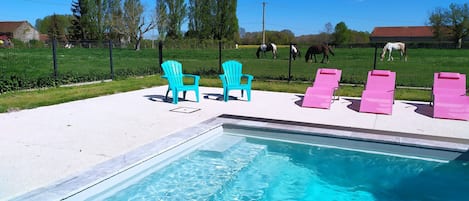 Una piscina al aire libre, una piscina climatizada