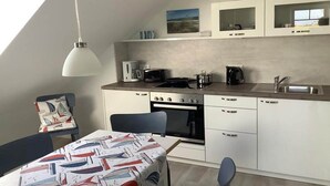 Kaffetrakter/tekoker, kjøleskap, ovn og kokeplater
