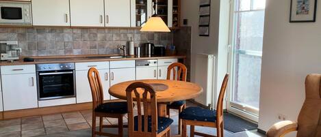 Réfrigérateur, un four, surface de cuisson, lave-vaisselle