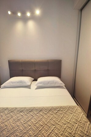 2 dormitoris, caixa forta a l'habitació i planxa i posts de planxar 